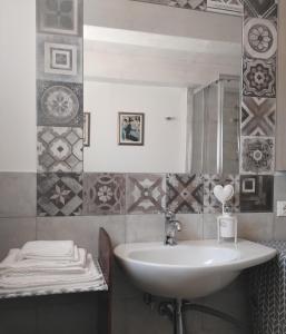 een badkamer met een wastafel en een spiegel bij B&B La Dolce Riva in Lugo