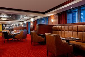 un restaurante con mesas y sillas en una habitación en Marriott Marquis City Center Doha Hotel, en Doha