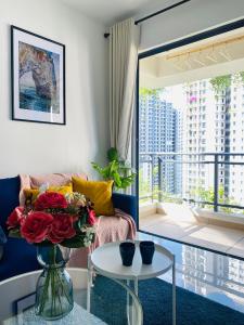 sala de estar con sofá y mesa con flores en Sea&CityView 2-bedroom Fully Furnished Apartment Forest City #freeWIFI, en Gelang Patah