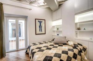 - une chambre avec un lit à damiers noir et blanc dans l'établissement suity I cozy leutari 23, à Rome