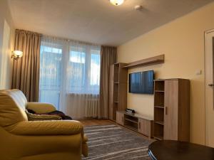 salon z kanapą i telewizorem w obiekcie Apartament Bazyliańska - 100m do Metra "Bródno", 20 minut do centrum Warszawy w Warszawie