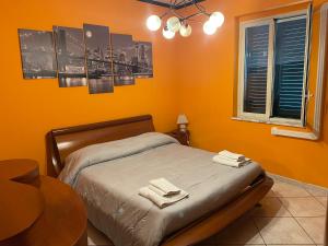ein Schlafzimmer mit einem Bett mit zwei Handtüchern darauf in der Unterkunft Airport Tourist's Home in Catania