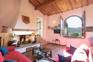 ein Wohnzimmer mit einem Sofa und einem Kamin in der Unterkunft Villa Santa Chiara in Siena