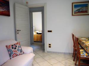 ein Wohnzimmer mit Sofa und ein Schlafzimmer in der Unterkunft Holiday House Mentina in Minori