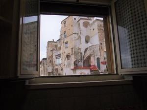 ein offenes Fenster mit Blick auf ein Gebäude in der Unterkunft Holiday House Mentina in Minori