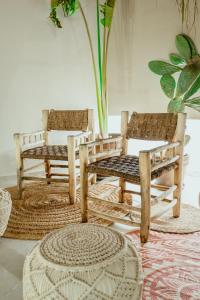 une chambre avec deux chaises, une table et un tapis dans l'établissement Impero Nafplio Hotel & Suites, à Nauplie