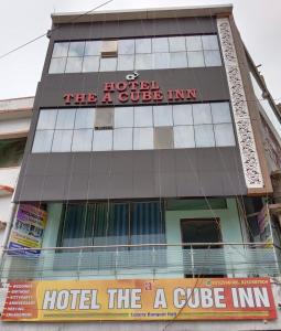 un hotel la posada guía con un cartel en The A Cube Inn, en Bokāro
