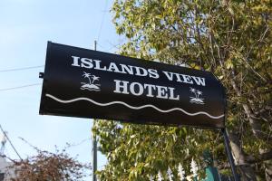 znak dla hotelu z widokiem na wyspy w obiekcie Islands View Hotel w mieście Ksamil