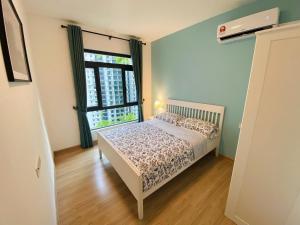 Giường trong phòng chung tại Sea&CityView 2-bedroom Fully Furnished Apartment Forest City #freeWIFI