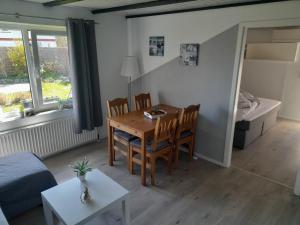 1 dormitorio y sala de estar con mesa y sillas. en Ferienwohnung Freitag en Gammendorf