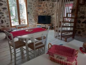 TV a/nebo společenská místnost v ubytování Mon petit Paradis