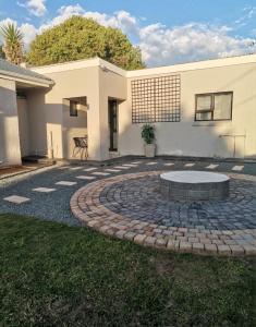 una casa con un patio circolare di fronte di Emerald Boutique Guesthouse a Queenstown