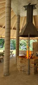 un focolare in un padiglione con stufa di Domek Leśny bungalow a Rudawica