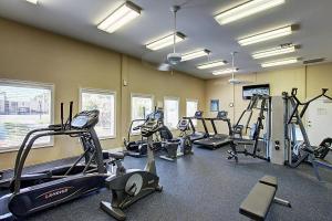einen Fitnessraum mit mehreren Laufbändern und Crosstrainern in der Unterkunft Shoreline Towers 2086 in Destin