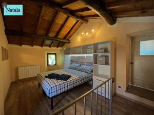 una camera con un letto di Casa Natala a Bagni di Lucca