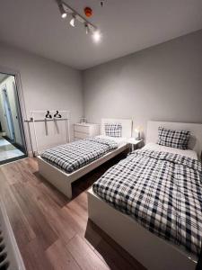 a bedroom with two beds in a room at Lejlighed med shoppingcenter - Beylikdüzü in Büyükçekmece