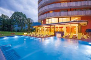 una grande piscina di fronte a un edificio di Vivea Hotel Bad Goisern a Bad Goisern