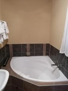 W łazience znajduje się wanna i umywalka. w obiekcie The Elephants Tusk B&B w mieście Umkomaas