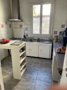 Kuchyňa alebo kuchynka v ubytovaní Balcon St Raymond maison 100m2 centre Lourdes