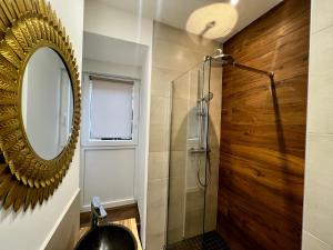 a bathroom with a mirror and a sink at Appartement cosy centre ville in Roanne