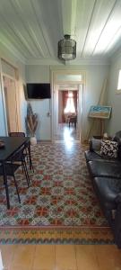 uma sala de estar com um sofá e um tapete em Kosta n`tina Guest House em Lefkada