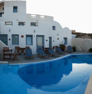 une villa avec une piscine en face d'une maison dans l'établissement Villa Murano, à Fira