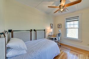1 dormitorio con 1 cama, ventilador de techo y escritorio en Spacious Historic Home in the Berkshires!, en Pittsfield