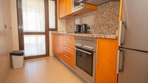 een kleine keuken met een fornuis en een koelkast bij Marina del Castillo 124 in Manilva