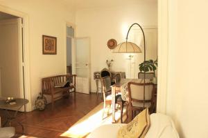 a living room with a table and a dining room at Elegancia y estilo combinados en este apartamento. in Buenos Aires