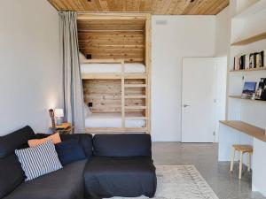 salon z kanapą i łóżkiem piętrowym w obiekcie Le Ruisseau: luxurious villa in Charlevoix. w mieście La Malbaie