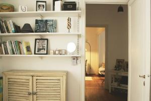 a room with a book shelf filled with books at Elegancia y estilo combinados en este apartamento. in Buenos Aires