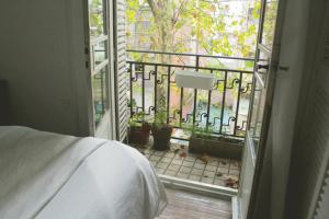 a bedroom with a bed and an open door to a balcony at Elegancia y estilo combinados en este apartamento. in Buenos Aires