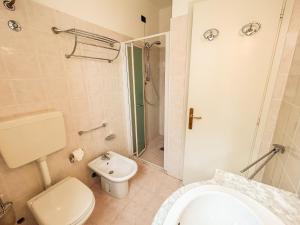 a bathroom with a toilet and a shower and a sink at 7 posti nel cuore dell'area pedonale con parcheggio in Bibione