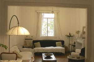 a living room with a couch and a window at Elegancia y estilo combinados en este apartamento. in Buenos Aires