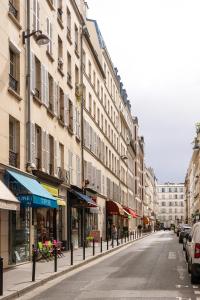 uma rua urbana vazia com edifícios e uma rua com carros em Paris Eiffel em Paris