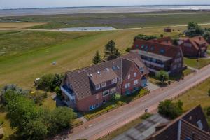 an overhead view of a large house and a street at Ferienhaus Strandlust in Baltrum