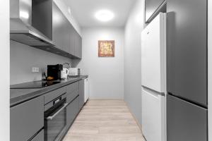 Kuchyň nebo kuchyňský kout v ubytování Tower Apartments