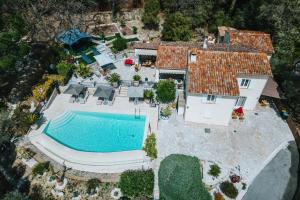 una vista aérea de una casa con piscina en Les Lodges de Saint-Cassien 3 en Montauroux