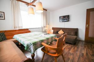 - un salon avec une table et un canapé dans l'établissement Haus Kinspergher, à Innsbruck