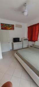 Ένα ή περισσότερα κρεβάτια σε δωμάτιο στο Cozy apartment near beach.
