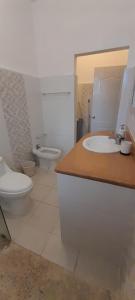 Ένα μπάνιο στο Cozy apartment near beach. +16 φωτογραφίες