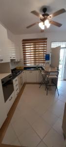 Η κουζίνα ή μικρή κουζίνα στο Cozy apartment near beach.