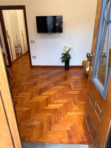 a hallway with a wooden floor and a television on a wall at Zara Palace - Tasso in Scafati