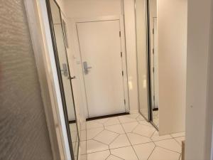 korytarz ze szklanymi drzwiami i lustrem w obiekcie Apartament Bazyliańska - 100m do Metra "Bródno", 20 minut do centrum Warszawy w Warszawie