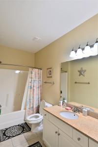 uma casa de banho com um lavatório, um WC e uma banheira em Great Golf View Condo WT 3th Floor em Myrtle Beach