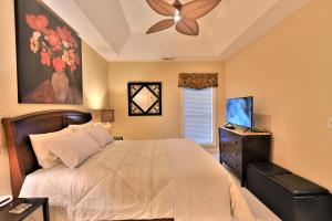 Schlafzimmer mit einem Bett und einem Deckenventilator in der Unterkunft Great Golf View Condo WT 3th Floor in Myrtle Beach