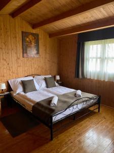 KisapátiにあるEszter-Házのベッドルーム1室(大型ベッド1台付)