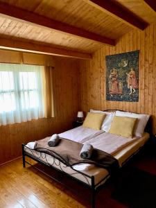 1 dormitorio con 1 cama grande y una pintura en la pared en Eszter-Ház, en Kisapáti