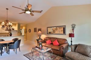uma sala de estar com um sofá e uma mesa em Great Golf View Condo WT 3th Floor em Myrtle Beach