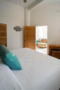 una camera da letto con un letto con un cuscino blu di Hotel Rancho Buenavista a Los Barriles